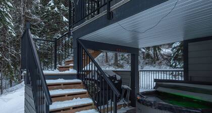 Deluxe Suite - full kitchen, fireplace, semi-private hot tub, BBQ, pet friendly