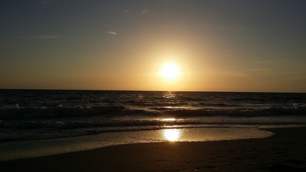 Una spiaggia nelle vicinanze, lettini da mare, teli da spiaggia