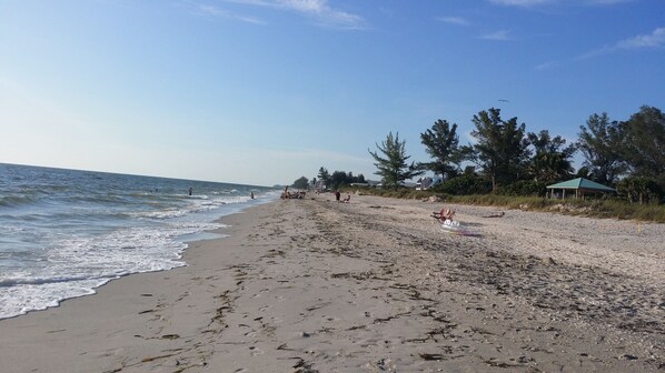 Ranta lähistöllä, aurinkotuoleja, rantapyyhkeitä