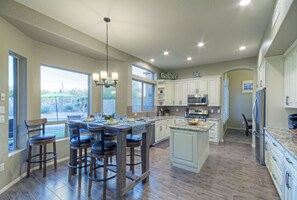 Fridge, microwave, oven, stovetop - Golf Course & Mt VIEWS: Htd POOL, Hot Tub, Putting Green, Fire Pit, 3 Bikes (Mesa)