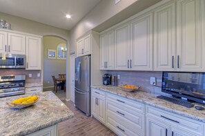 Fridge, microwave, oven, stovetop - Golf Course & Mt VIEWS: Htd POOL, Hot Tub, Putting Green, Fire Pit, 3 Bikes (Mesa)
