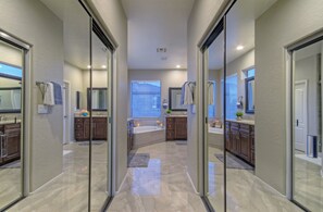 Combined shower/tub, hair dryer, towels