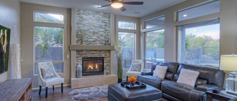 Smart TV, chimenea, reproductor de DVD y libros