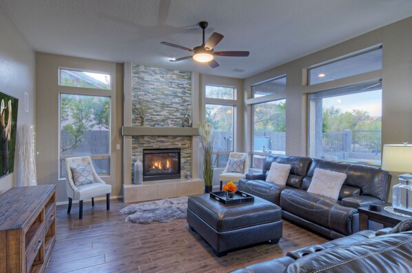 Smart TV, fireplace, DVD player, books - Golf Course & Mt VIEWS: Htd POOL, Hot Tub, Putting Green, Fire Pit, 3 Bikes (Mesa)