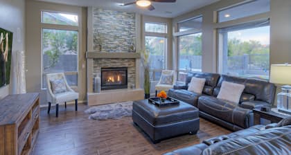Golf Course & Mt VIEWS: Htd POOL, Hot Tub, Putting Green, Fire Pit, 3 Bikes