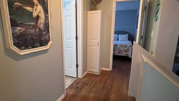 3 bedrooms, iron/ironing board, internet, bed sheets