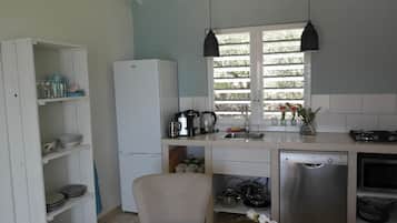 Jääkaappi, mikroaaltouuni, uuni, astianpesukone