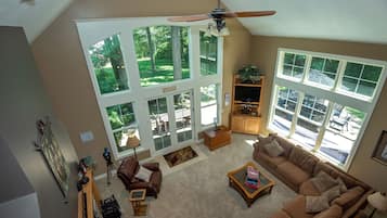 Smart TV, fireplace, DVD player, table tennis
