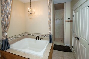 Combined shower/tub, eco-friendly toiletries, towels, toilet paper