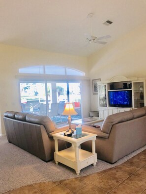 Smart TV, DVD player, books, video library - Bright and open home with southern exposure in Rotonda West. A tropical getaway! (Rotonda West)