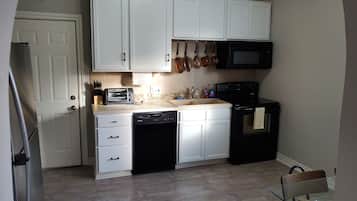 Micro-ondas, lava-louças, cafeteira/chaleira