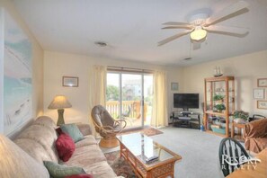 Fernseher, DVD-Player, Bücher, Musikbibliothek