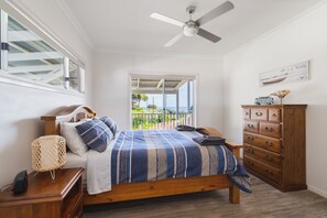 4 bedrooms, iron/ironing board, travel cot, free WiFi - Periwinkle By The Beach (Peppermint Grove Beach)
