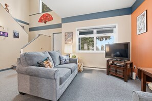 Fernseher, Kamin, DVD-Player, Stereoanlage