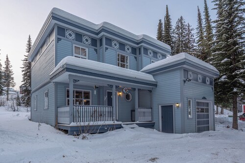 Entire 4 Bedroom Home Right on trails - Sauna & Private Hot Tub!