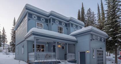 Entire 4 Bedroom Home Right on trails - Sauna & Private Hot Tub!