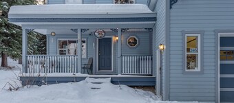 Entire 4 Bedroom Home Right on trails - Sauna & Private Hot Tub!