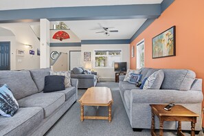 Fernseher, Kamin, DVD-Player, Stereoanlage