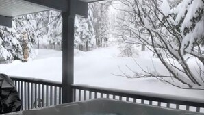 Un bain à remous avec vue sur un paysage enneigé.