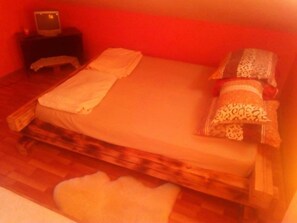 3 bedrooms, bed sheets