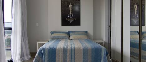 1 多间卧室、上网接入、床单