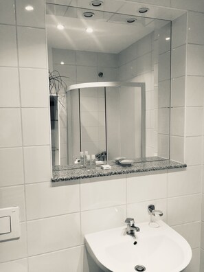 Badewanne, Haartrockner, Handtücher, Seife