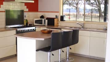 Geladeira, micro-ondas, fogão, cooktop