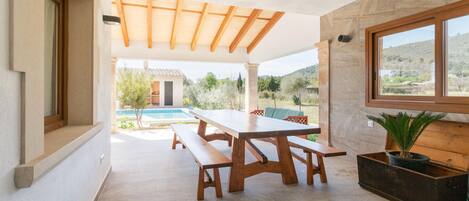 تناول الطعام بالخارج