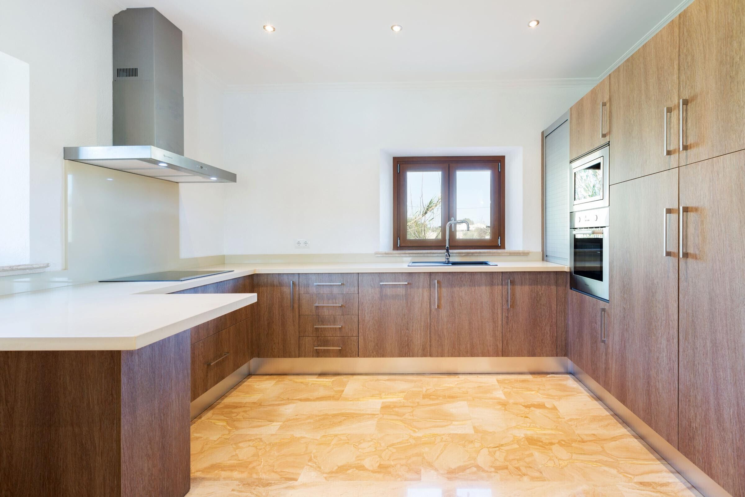 Een koelkast, een magnetron, een oven, een vaatwasser