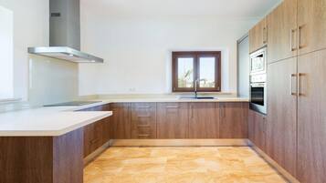 Een koelkast, een magnetron, een oven, een vaatwasser