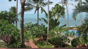 A tropical resort with palm trees, a pool, and a view of the ocean. - Beautiful 4 Bed Thai Style Villa ideal for all the family (Koh Samui)