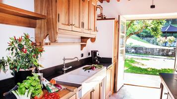 Coffee/tea maker, fridge, microwave, oven