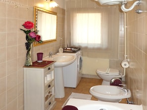 Combinazione doccia/vasca, asciugacapelli, bidet, asciugamani