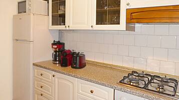 Frigorifero, microonde, piano cottura, lavastoviglie