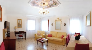 TV, DVD-spiller, bøker og filmbibliotek