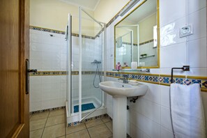 Baignoire, sèche-cheveux, serviettes fournies