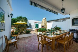 Outdoor dining - Rebela -  Large Spacious villa with Heated Pool few minutes from beaches (Vale Rebelho)