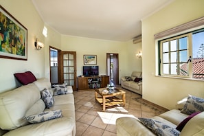 TV - Rebela -  Large Spacious villa with Heated Pool few minutes from beaches (Vale Rebelho)