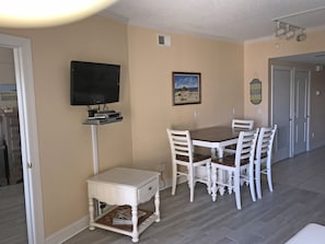 Dining - 200 steps from beach and pier! Large 3 BR 2 BA. Ask about Long term discounts! (Tybee Island)
