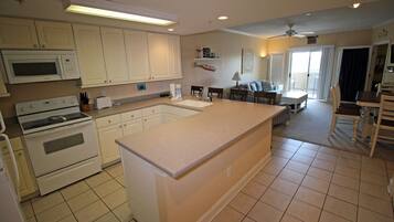 Full-size fridge, microwave, oven, stovetop