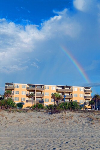 200 steps to the beach and pier! Walk to restaurants. 2 or 3 payment option.