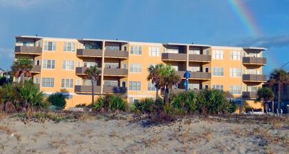 200 steps to the beach and pier! Walk to restaurants. 2 or 3 payment option.