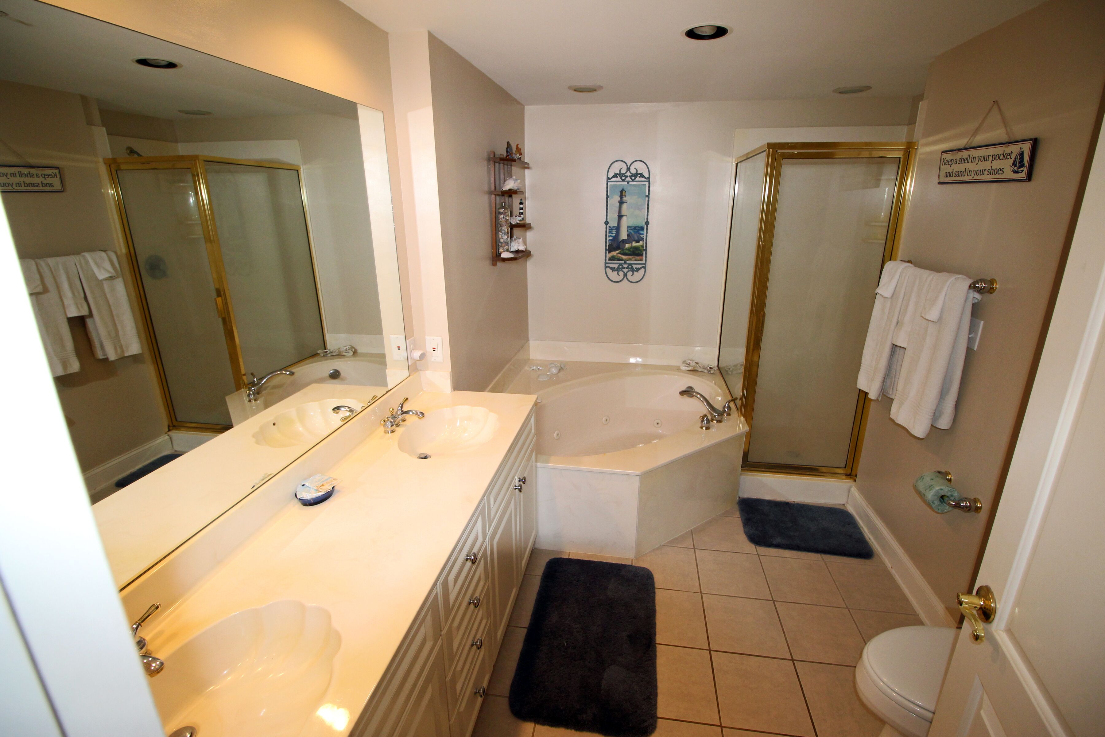 Combined shower/tub, jetted tub, hair dryer, towels