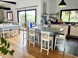 Frigorífico, horno, placa de cocina y lavavajillas