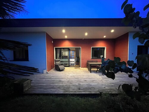 Une lumineuse maison en bois au Pays des Abers, proche des plages de sable fin.