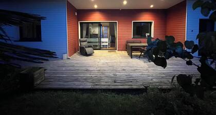 Une lumineuse maison en bois au Pays des Abers, proche des plages de sable fin.