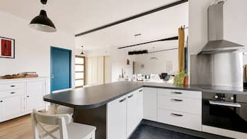 Frigorífico, horno, placa de cocina y lavavajillas