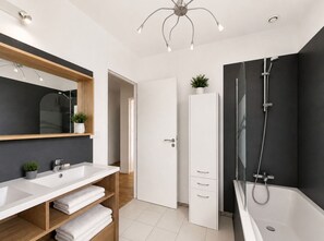 A modern bathroom with a large mirror, two sinks, a shower, and a cabinet. - Bright wooden house 1 km from beaches and Aber Wrac'h (Landéda)