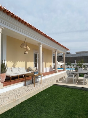 Outdoor dining - Luxury villa on prata costa with private pool, terrace with lagoon view (Nadadouro)