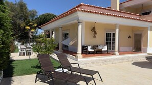 Outdoor dining - Luxury villa on prata costa with private pool, terrace with lagoon view (Nadadouro)